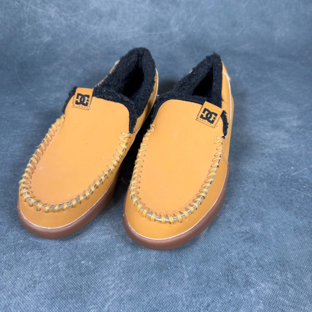 DC Villain Kids Beige Faux Leather Black Fur Lined Loafers Shoes Size 5